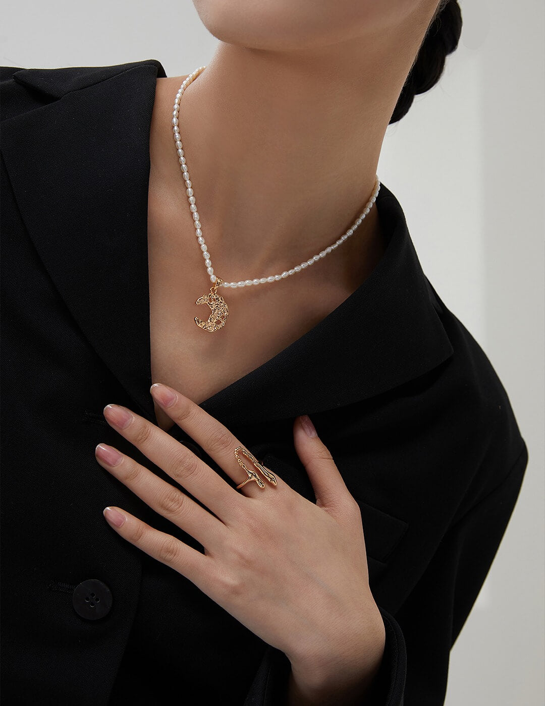 Lilyvot Jewelry Luna Dainty Crescent Moon Necklace_4