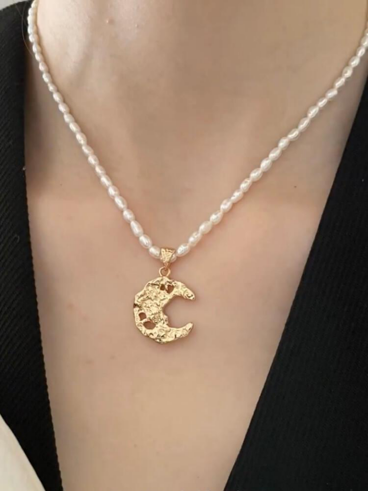Lilyvot Jewelry Luna Dainty Crescent Moon Necklace_1